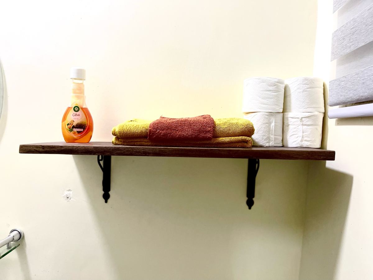 Economy studio suite, Bathroom shelf with fresh towels and toilet paper