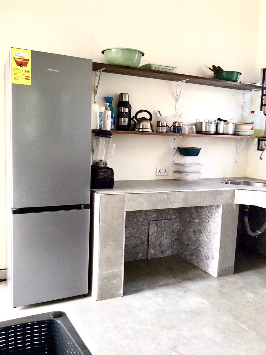 Economy studio suite, Shared kitchen with refrigerator, open shelving and counter
