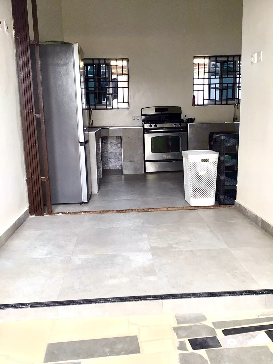 Economy studio suite, Shared kitchen with gas stove and oven