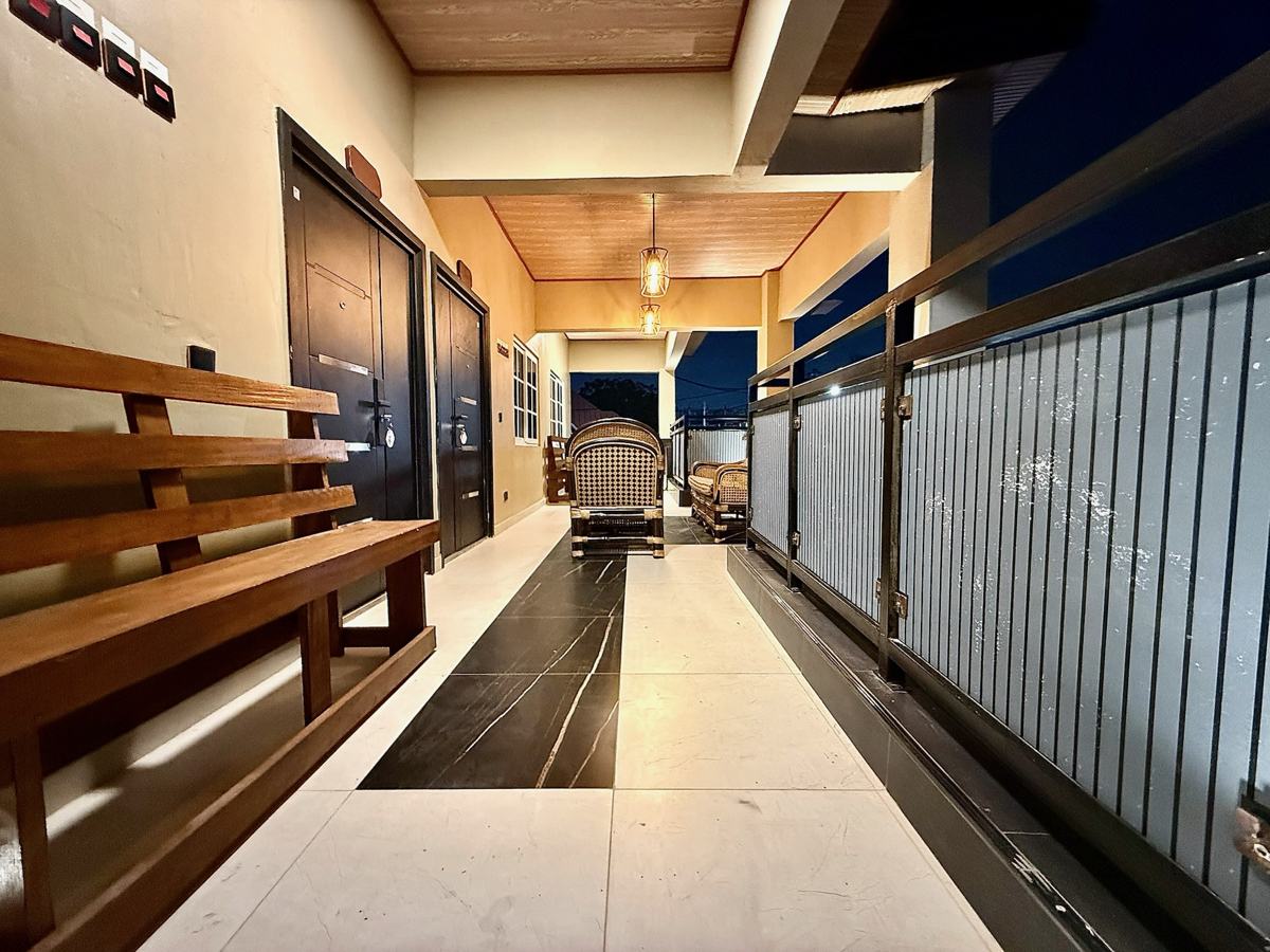 Luxury 1 bedroom, Front porch walkway with wooden bench