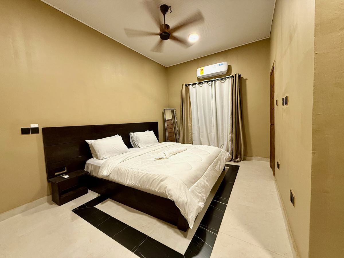 Luxury 3 bedroom, Bedroom with white bedding
