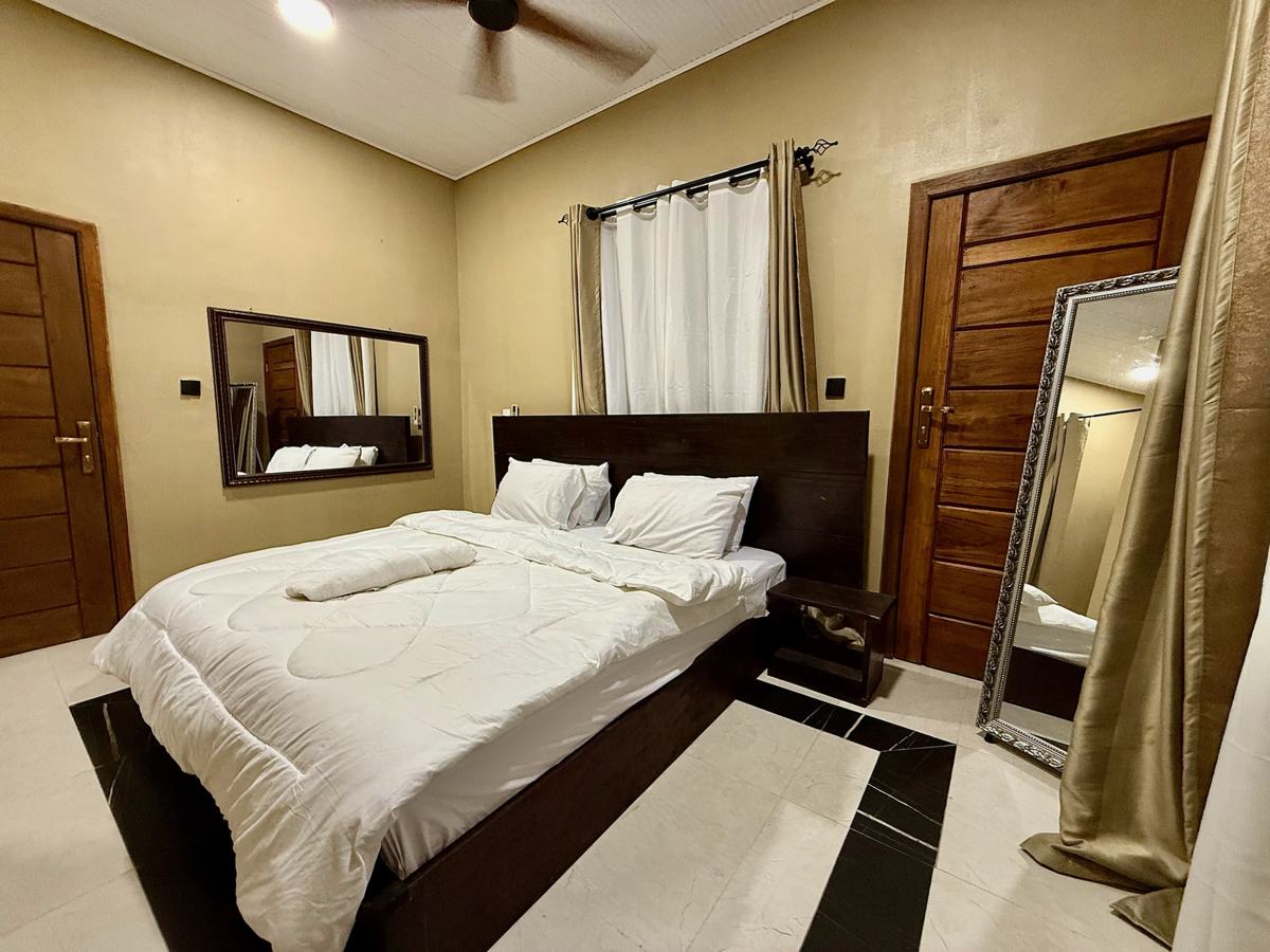 Luxury 3 bedroom, Bedroom with king bed and mirrors