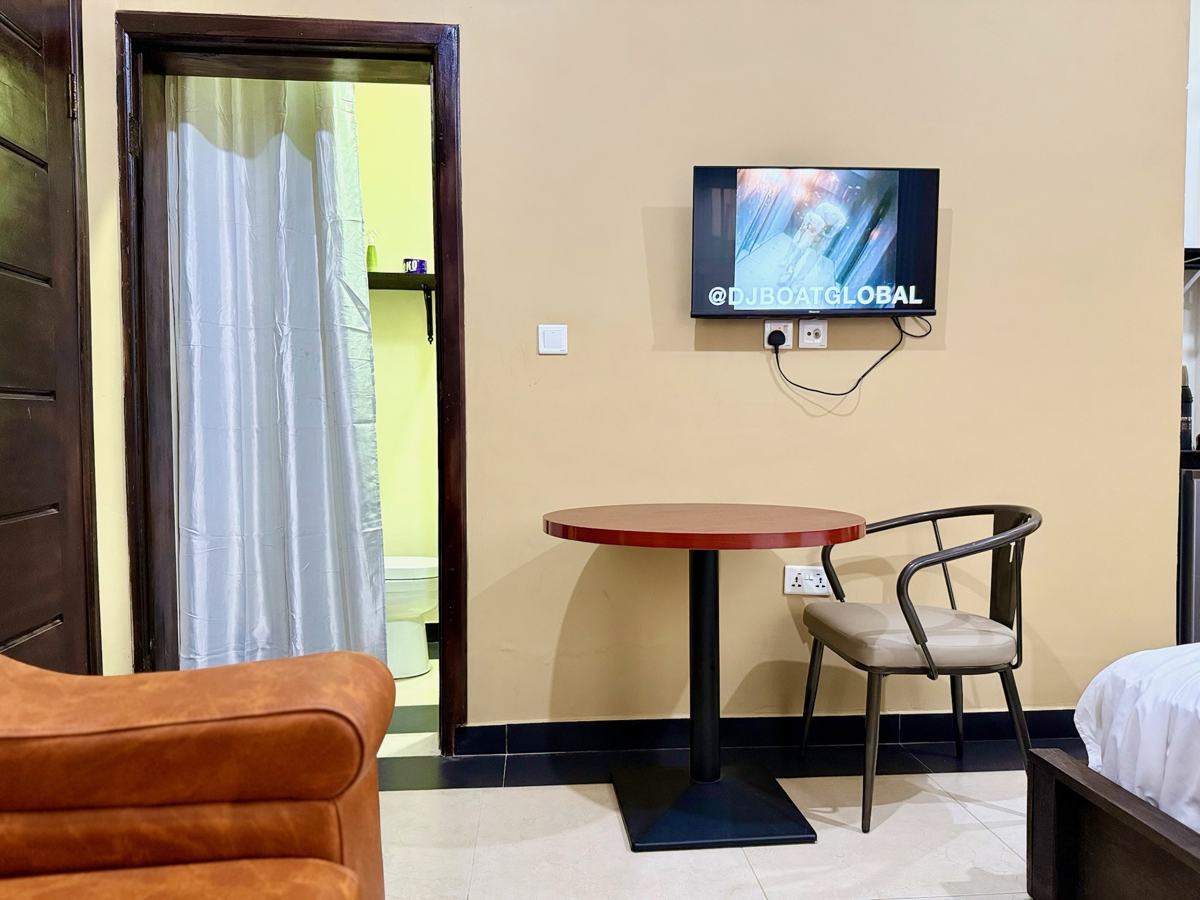 Queen studio suite dining table, chair and TV