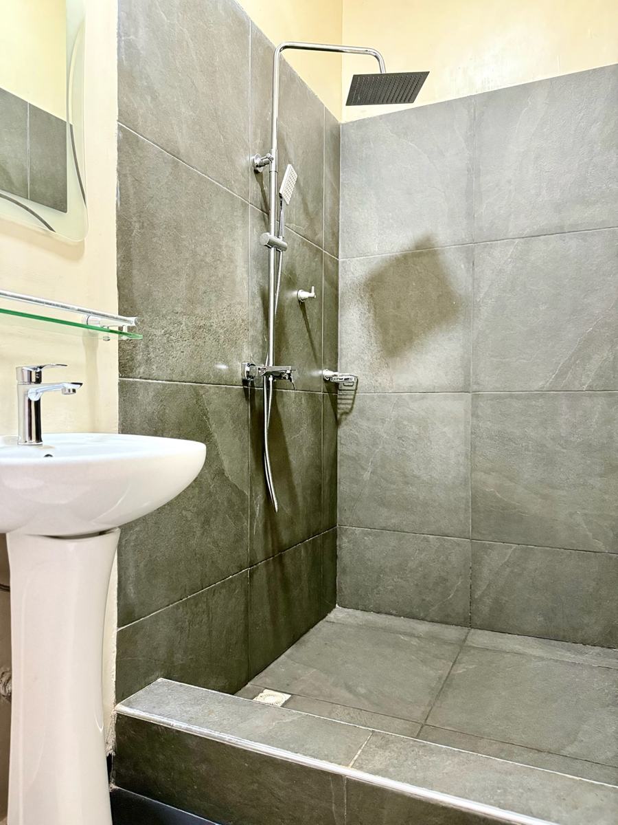 Queen studio suite bathroom with rain shower